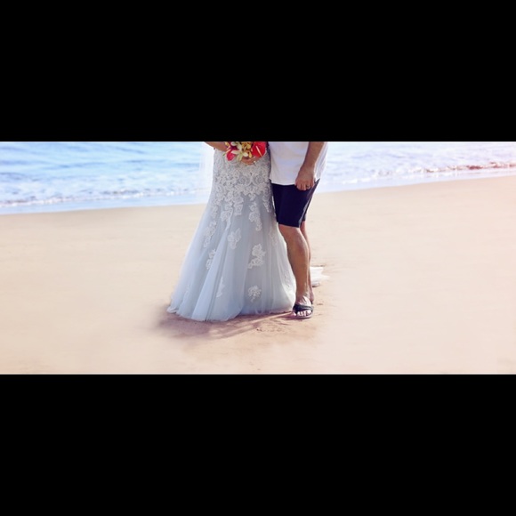 Stunning Wedding Dress - Fits like a true size 4. - Picture 8 of 9